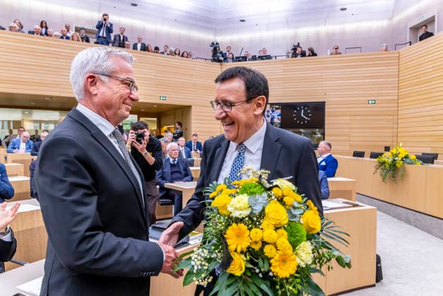 Konstituierende Sitzung des 18. Landtags von Baden-Württemberg. Alterspräsident Wolfgang Reinhart (rechts) gratuliert dem neugewählten Landtagspräsident Thomas Strobl, CDU. Kurios: Grüne und CDU sind mit jeweils 56 Abgeordneten gleich stark. AfD haben 35 Abgeordnete, die SPD 10. 12.05.2026, Stuttgart, Baden-Württemberg, Deutschland