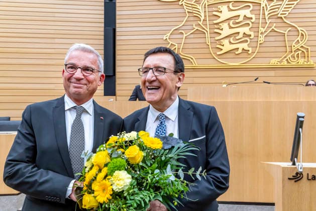 Konstituierende Sitzung des 18. Landtags von Baden-Württemberg. Alterspräsident Wolfgang Reinhart (rechts) gratuliert dem neugewählten Landtagspräsident Thomas Strobl, CDU. Kurios: Grüne und CDU sind mit jeweils 56 Abgeordneten gleich stark. AfD haben 35 Abgeordnete, die SPD 10. 12.05.2026, Stuttgart, Baden-Württemberg, Deutschland