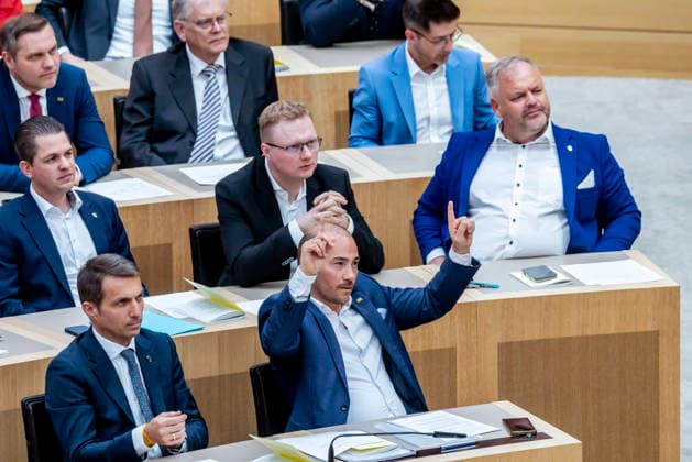 Konstituierende Sitzung des 18. Landtags von Baden-Württemberg. Der neue Sprecher der AfD-Fraktion, Martin Rothweiler (links). Rechts Miguel Klauß mit einem Antrag zur Geschäftsordnung. 12.05.2026, Stuttgart, Baden-Württemberg, Deutschland