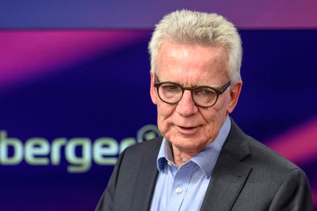 v.l.: Thomas de Maiziere, CDU (ehemaliger Bundesminister), GER, Berlin, Studio, zu Gast bei Maischberger, politische Talkshow, TV, Format, mit Moderatorin Sandra Maischberger, Das Erste, aus Adlershof Am Studio 20, 12. Mai 2026, Copyright: HMBxMedia UwexKoch