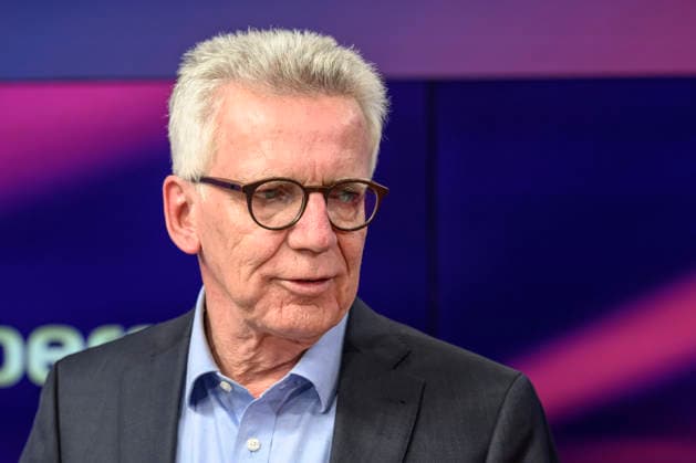 v.l.: Thomas de Maiziere, CDU (ehemaliger Bundesminister), GER, Berlin, Studio, zu Gast bei Maischberger, politische Talkshow, TV, Format, mit Moderatorin Sandra Maischberger, Das Erste, aus Adlershof Am Studio 20, 12. Mai 2026, Copyright: HMBxMedia UwexKoch