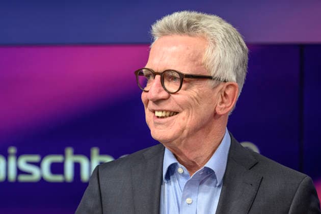 v.l.: Thomas de Maiziere, CDU (ehemaliger Bundesminister), GER, Berlin, Studio, zu Gast bei Maischberger, politische Talkshow, TV, Format, mit Moderatorin Sandra Maischberger, Das Erste, aus Adlershof Am Studio 20, 12. Mai 2026, Copyright: HMBxMedia UwexKoch