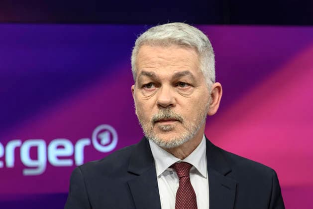 v.l.: Carlo Masala (Militärexperte), GER, Berlin, Studio, zu Gast bei Maischberger, politische Talkshow, TV, Format, mit Moderatorin Sandra Maischberger, Das Erste, aus Adlershof Am Studio 20, 12. Mai 2026, Copyright: HMBxMedia UwexKoch