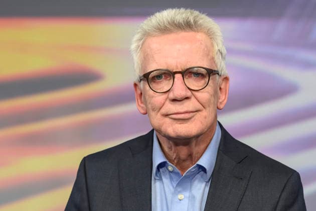 v.l.: Thomas de Maiziere, CDU (ehemaliger Bundesminister), GER, Berlin, Studio, zu Gast bei Maischberger, politische Talkshow, TV, Format, mit Moderatorin Sandra Maischberger, Das Erste, aus Adlershof Am Studio 20, 12. Mai 2026, Copyright: HMBxMedia UwexKoch