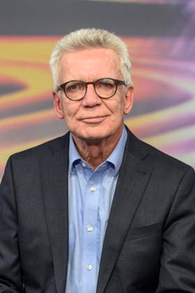 v.l.: Thomas de Maiziere, CDU (ehemaliger Bundesminister), GER, Berlin, Studio, zu Gast bei Maischberger, politische Talkshow, TV, Format, mit Moderatorin Sandra Maischberger, Das Erste, aus Adlershof Am Studio 20, 12. Mai 2026, Copyright: HMBxMedia UwexKoch