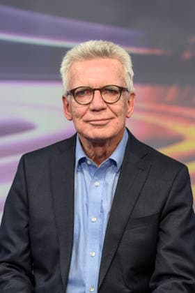 v.l.: Thomas de Maiziere, CDU (ehemaliger Bundesminister), GER, Berlin, Studio, zu Gast bei Maischberger, politische Talkshow, TV, Format, mit Moderatorin Sandra Maischberger, Das Erste, aus Adlershof Am Studio 20, 12. Mai 2026, Copyright: HMBxMedia UwexKoch