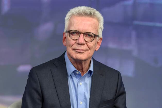 v.l.: Thomas de Maiziere, CDU (ehemaliger Bundesminister), GER, Berlin, Studio, zu Gast bei Maischberger, politische Talkshow, TV, Format, mit Moderatorin Sandra Maischberger, Das Erste, aus Adlershof Am Studio 20, 12. Mai 2026, Copyright: HMBxMedia UwexKoch