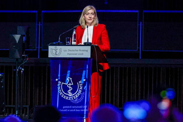News Bilder des Tages #2 130. Deutscher Ärztetag 2026 Eröffnung des 130. Deutschen Ärztetags 2026 in Hannover; Grußwort Nina Warken, MdB (CDU), Bundesministerin für Gesundheit Hannover HCC, Kuppelsaal Niedersachsen, Region Hannover Germany