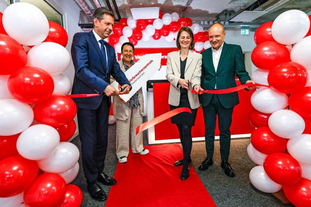 News Bilder des Tages #2 Eröffnung der neuen Räume der Verbraucherzentrale Niedersachsen; (v.l.n.r) Olaf Lies (SPD), Ministerpräsident Niedersachsen; Petra Kristandt, Geschäftsführerin der Verbraucherzentrale Niedersachsen e. V.; Miriam Staudte (Bündnis90 Die Grünen), Niedersächsische Ministerin für Ernährung, Landwirtschaft und Verbraucherschutz; Randolph Fries, Vorstandsvorsitzender der Verbraucherzentrale Niedersachsen e. V. 30159 Hannover Landschaftstraße 3 Niedersachsen, Region Hannover Germany