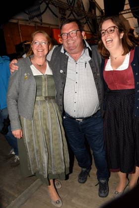 Monika Schmid-Balzert SPD Stadtraetin Franz Riesch Truderinger Buam 1. Vorstand Lena Odell SPD Stadtraetin Muenchen 12 05.2026 Truderinger Buam e.V Festwoche Politischer SPD Abend Foto Muenchen