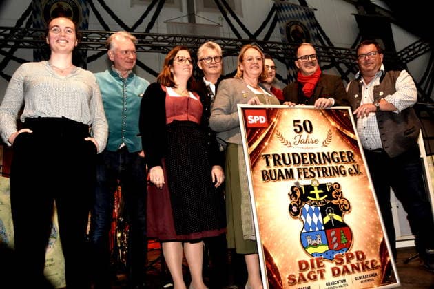 Dr. Helena Friedrich SPD Schwinghammer Vors..Landtagsstimmkreis Christian Springer Kabarettist Lena Odell Stadtraetin Dr Karl Ibscher 2. Vorsitzender Truderinger Buam Monika Schmid-Balzert SPD Stadtraetin David Rausch SPD Neuperlach Vorsitzender Markus Rinderspacher SPD Fraktionsvorsitzender MdL Franz Riesch Truderinger Buam 1 .Vorstand Muenchen 12 05.2026 Truderinger Buam e.V Festwoche Politischer SPD Abend Foto Muenchen