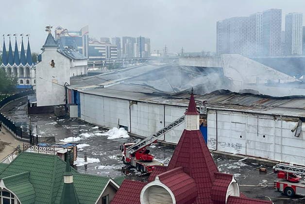 RUSSIA, MOSCOW - MAY 13, 2026: Damage from a fire in Vernisazhnaya Street. The fire covered a floor area of 3,000 sq m, causing the roof to collapse. The adjacent Izmailovo Kremlin and Stalin s Bunker remaned intact. Sergei Shakhidzhanyan TASS  92396562