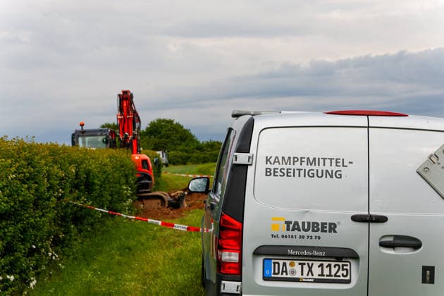 Weltkriegsbombe in Wiesbaden gefunden Am 13.05.2026 wird in Wiesbaden-Erbenheim eine 500 Kilogramm schwere Weltkriegsbombe entschärft oder kontrolliert gesprengt. Die Bombe wurde bei Sondierungsarbeiten für einen Straßenbau an der Zufahrt von der B455 zur Lucius D. Clay Kaserne entdeckt. Die Entschärfung ist für 11:00 Uhr angesetzt um den Fundort gilt ein Evakuierungsradius von 700 Metern. Rund 50 Anwohnerinnen und Anwohner sind betroffen. Die A66 zwischen Erbenheim und Nordenstadt sowie die B455 und die Bahntrasse Wiesbaden-Köln sind für die Maßnahme gesperrt. Wiesbaden Erbenheim Hessen Deutschland