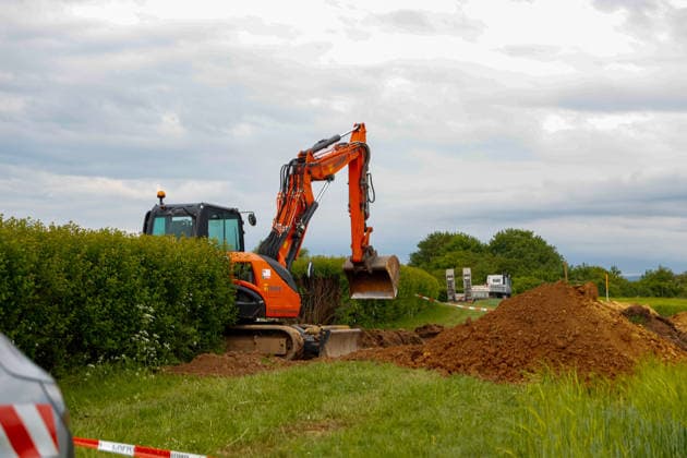 Weltkriegsbombe in Wiesbaden gefunden Am 13.05.2026 wird in Wiesbaden-Erbenheim eine 500 Kilogramm schwere Weltkriegsbombe entschärft oder kontrolliert gesprengt. Die Bombe wurde bei Sondierungsarbeiten für einen Straßenbau an der Zufahrt von der B455 zur Lucius D. Clay Kaserne entdeckt. Die Entschärfung ist für 11:00 Uhr angesetzt um den Fundort gilt ein Evakuierungsradius von 700 Metern. Rund 50 Anwohnerinnen und Anwohner sind betroffen. Die A66 zwischen Erbenheim und Nordenstadt sowie die B455 und die Bahntrasse Wiesbaden-Köln sind für die Maßnahme gesperrt. Wiesbaden Erbenheim Hessen Deutschland