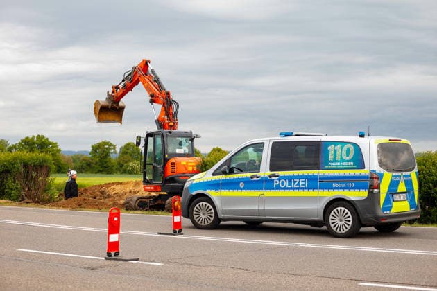 Weltkriegsbombe in Wiesbaden gefunden Am 13.05.2026 wird in Wiesbaden-Erbenheim eine 500 Kilogramm schwere Weltkriegsbombe entschärft oder kontrolliert gesprengt. Die Bombe wurde bei Sondierungsarbeiten für einen Straßenbau an der Zufahrt von der B455 zur Lucius D. Clay Kaserne entdeckt. Die Entschärfung ist für 11:00 Uhr angesetzt um den Fundort gilt ein Evakuierungsradius von 700 Metern. Rund 50 Anwohnerinnen und Anwohner sind betroffen. Die A66 zwischen Erbenheim und Nordenstadt sowie die B455 und die Bahntrasse Wiesbaden-Köln sind für die Maßnahme gesperrt. Wiesbaden Erbenheim Hessen Deutschland