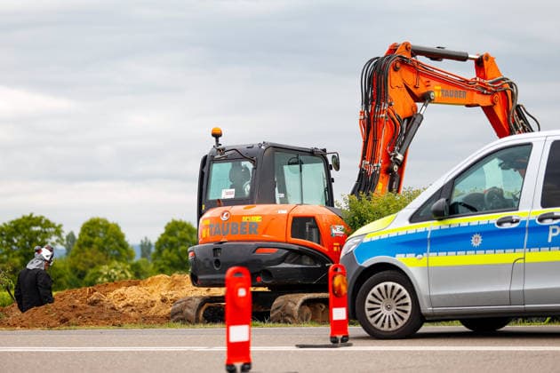 Weltkriegsbombe in Wiesbaden gefunden Am 13.05.2026 wird in Wiesbaden-Erbenheim eine 500 Kilogramm schwere Weltkriegsbombe entschärft oder kontrolliert gesprengt. Die Bombe wurde bei Sondierungsarbeiten für einen Straßenbau an der Zufahrt von der B455 zur Lucius D. Clay Kaserne entdeckt. Die Entschärfung ist für 11:00 Uhr angesetzt um den Fundort gilt ein Evakuierungsradius von 700 Metern. Rund 50 Anwohnerinnen und Anwohner sind betroffen. Die A66 zwischen Erbenheim und Nordenstadt sowie die B455 und die Bahntrasse Wiesbaden-Köln sind für die Maßnahme gesperrt. Wiesbaden Erbenheim Hessen Deutschland