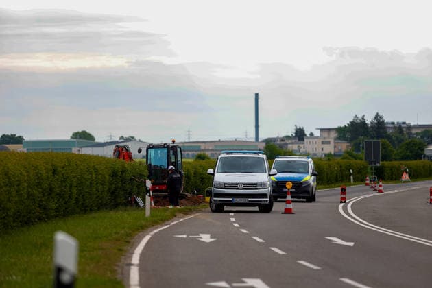 Weltkriegsbombe in Wiesbaden gefunden Am 13.05.2026 wird in Wiesbaden-Erbenheim eine 500 Kilogramm schwere Weltkriegsbombe entschärft oder kontrolliert gesprengt. Die Bombe wurde bei Sondierungsarbeiten für einen Straßenbau an der Zufahrt von der B455 zur Lucius D. Clay Kaserne entdeckt. Die Entschärfung ist für 11:00 Uhr angesetzt um den Fundort gilt ein Evakuierungsradius von 700 Metern. Rund 50 Anwohnerinnen und Anwohner sind betroffen. Die A66 zwischen Erbenheim und Nordenstadt sowie die B455 und die Bahntrasse Wiesbaden-Köln sind für die Maßnahme gesperrt. Wiesbaden Erbenheim Hessen Deutschland