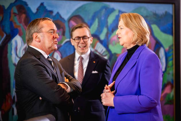 (L-R) Boris Pistorius (SPD), Bundesminister der Verteidigung, Philipp Amthor, Parlamentarischer Staatssekretaer im Bundesministerium fuer Digitales und Staatsmodernisierung, und Baerbel Bas (SPD), Bundesministerin fuer Arbeit und Soziales, aufgenommen im Rahmen einer Kabinettssitzung in Berlin, 13.05.2026. Berlin Deutschland Copyright: xJulianexSonntagx