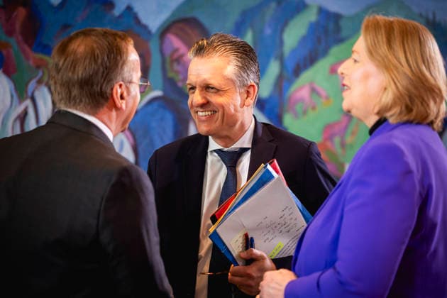 (L-R) Boris Pistorius (SPD), Bundesminister der Verteidigung, Thorsten Frei (CDU), Chef des Bundeskanzleramtes, und Baerbel Bas (SPD), Bundesministerin fuer Arbeit und Soziales, aufgenommen im Rahmen einer Kabinettssitzung in Berlin, 13.05.2026. Berlin Deutschland Copyright: xJulianexSonntagx