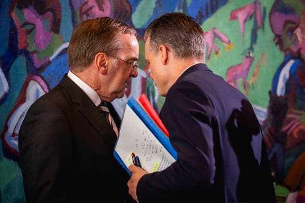 (L-R) Boris Pistorius (SPD), Bundesminister der Verteidigung, und Thorsten Frei (CDU), Chef des Bundeskanzleramtes, aufgenommen im Rahmen einer Kabinettssitzung in Berlin, 13.05.2026. Berlin Deutschland Copyright: xJulianexSonntagx