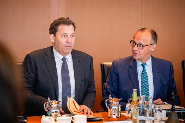 (L-R) Lars Klingbeil, Bundesminister der Finanzen, und Friedrich Merz (CDU), Bundeskanzler, aufgenommen im Rahmen einer Kabinettssitzung in Berlin, 13.05.2026. Berlin Deutschland Copyright: xJulianexSonntagx