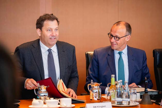 (L-R) Lars Klingbeil, Bundesminister der Finanzen, und Friedrich Merz (CDU), Bundeskanzler, aufgenommen im Rahmen einer Kabinettssitzung in Berlin, 13.05.2026. Berlin Deutschland Copyright: xJulianexSonntagx