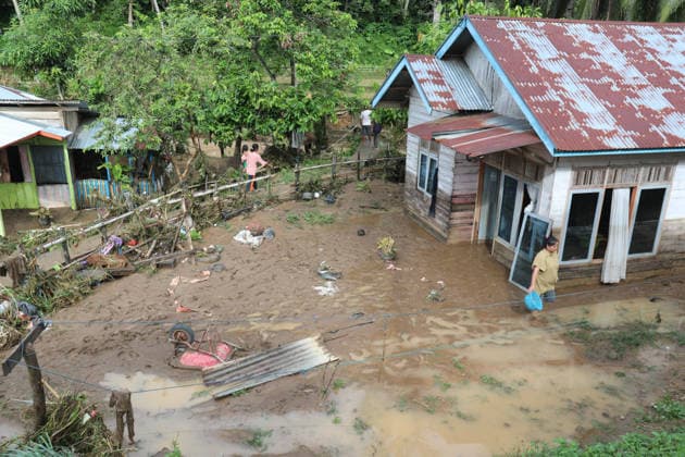 Aftermath of flood in Sumatra TANAH DATAR, INDONESIA - MAY 13: Residents wade through while carrying their stuff to safety after heavy rain in Tanah Datar, West Sumatera Province, Indonesia on May 13, 2026. The structures affected by the floods include residential homes, vehicle, irrigation dam, two village bridge, subdistrict roads, and the rice field. Adi Prima Anadolu Tanah Datar Indonesia. Editorial use only. Please get in touch for any other usage.  Copyright: x2026xAnadoluxAdixPrimax