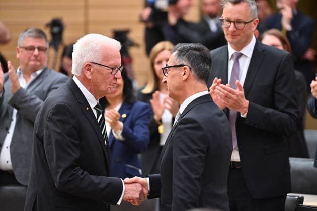 Cem OEZDEMIR nach Wahl zum Minisiterpraesidenten -hier mit Gratulant Winfried KRETSCHMANN. Ministerpraesidenten Wahl in Baden Wuerttemberg am 13.05.2026 im Landtag in Stuttgart