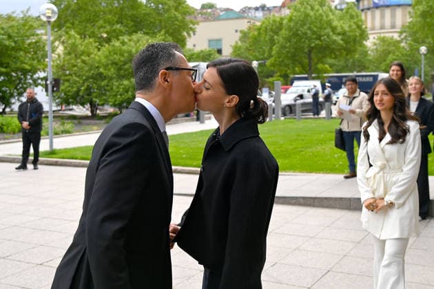 Cem OEZDEMIR (Ministerpraesident Baden Wuerttemberg) kuesst vor dem Landtag seine Ehefrau Flavia ZAKA,re:Stieftochter Mia Ministerpraesidenten Wahl in Baden Wuerttemberg am 13.05.2026 im Landtag in Stuttgart