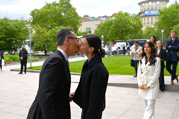 Cem OEZDEMIR (Ministerpraesident Baden Wuerttemberg) kuesst vor dem Landtag seine Ehefrau Flavia ZAKA,re:Stieftochter Mia Ministerpraesidenten Wahl in Baden Wuerttemberg am 13.05.2026 im Landtag in Stuttgart