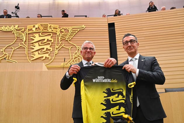 Cem OEZDEMIR (Ministerpraesident Baden Wuerttemberg) bekommt von Landtagspraesident Thomas STROBL ein Laufshirt. Ministerpraesidenten Wahl in Baden Wuerttemberg am 13.05.2026 im Landtag in Stuttgart