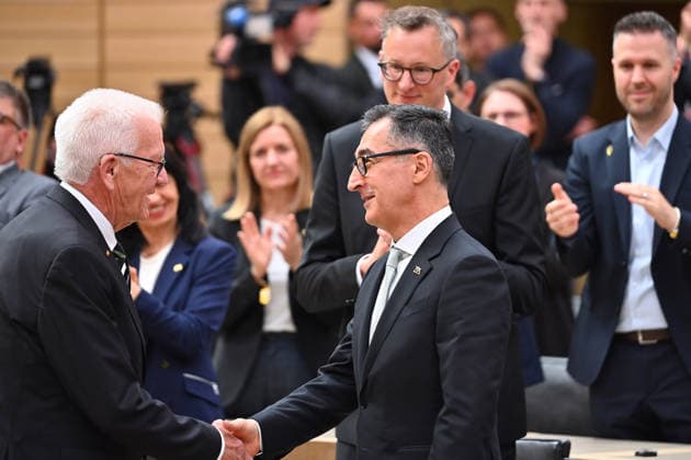 Cem OEZDEMIR nach Wahl zum Minisiterpraesidenten -hier mit Gratulant Winfried KRETSCHMANN. Ministerpraesidenten Wahl in Baden Wuerttemberg am 13.05.2026 im Landtag in Stuttgart
