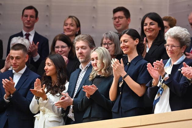 Flavia Zaka (2.re,Ehefrau von Cem OEZDEMIR und Tochter Mia (2.v.l) nach Wahl zum Minisiterpraesidenten. Ministerpraesidenten Wahl in Baden Wuerttemberg am 13.05.2026 im Landtag in Stuttgart