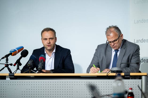 LANDESPRESSEKONFERENZ THÜRINGEN 13 05 2026 - Erfurt: Der stellvertretende Fraktionsvorsitzende der AfD im Thüringer Landtag, Daniel Haseloff (AfD, l), und Pressesprecher Hans-Jörg Jenewein (r) in der Landespressekonferenz Thüringen am 13. Mai 2026. _________________