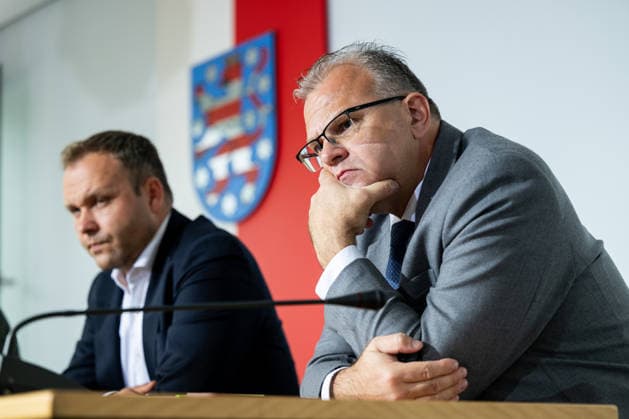 LANDESPRESSEKONFERENZ THÜRINGEN 13 05 2026 - Erfurt: Der stellvertretende Fraktionsvorsitzende der AfD im Thüringer Landtag, Daniel Haseloff (AfD, l), und Pressesprecher Hans-Jörg Jenewein (r) in der Landespressekonferenz Thüringen am 13. Mai 2026. _________________