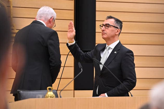 Vereidigung Cem OEZDEMIR (Ministerpraesident Baden Wuerttemberg),li:Landtagspraesident Thomas STROBL,schwoert des Eid. Ministerpraesidenten Wahl in Baden Wuerttemberg am 13.05.2026 im Landtag in Stuttgart