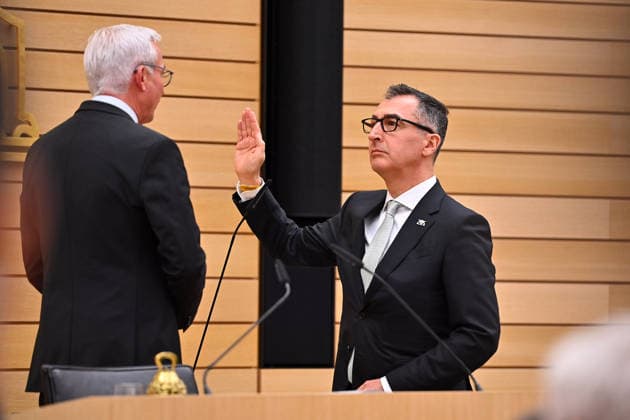 Vereidigung Cem OEZDEMIR (Ministerpraesident Baden Wuerttemberg),li:Landtagspraesident Thomas STROBL,schwoert des Eid. Ministerpraesidenten Wahl in Baden Wuerttemberg am 13.05.2026 im Landtag in Stuttgart