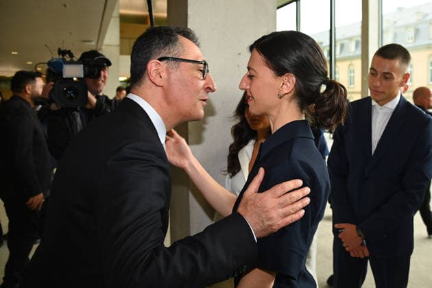 Cem OEZDEMIR (Ministerpraesident Baden Wuerttemberg) umarmt Ehefrau Flavia ZAKA, Ministerpraesidenten Wahl in Baden Wuerttemberg am 13.05.2026 im Landtag in Stuttgart