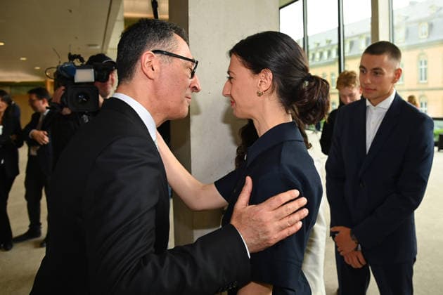 Cem OEZDEMIR (Ministerpraesident Baden Wuerttemberg) umarmt Ehefrau Flavia ZAKA, Ministerpraesidenten Wahl in Baden Wuerttemberg am 13.05.2026 im Landtag in Stuttgart