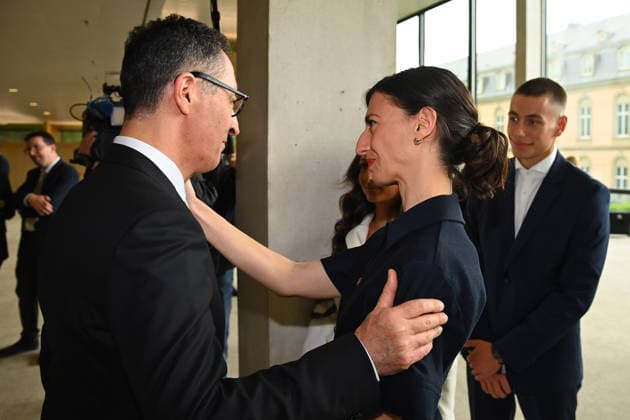 Cem OEZDEMIR (Ministerpraesident Baden Wuerttemberg) umarmt Ehefrau Flavia ZAKA, Ministerpraesidenten Wahl in Baden Wuerttemberg am 13.05.2026 im Landtag in Stuttgart