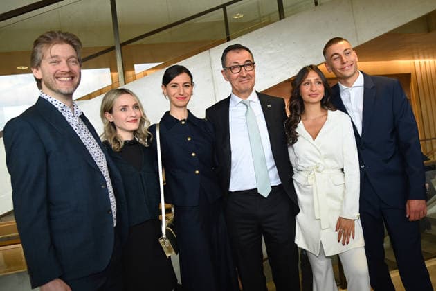Cem OEZDEMIR (Ministerpraesident Baden Wuerttemberg) Ehefrau Flavia ZAKA,re:Stieftochter Mia mit Ivan KRAUSE,li:Livia ZAKA, Daniel Sufrin Disler. Ministerpraesidenten Wahl in Baden Wuerttemberg am 13.05.2026 im Landtag in Stuttgart