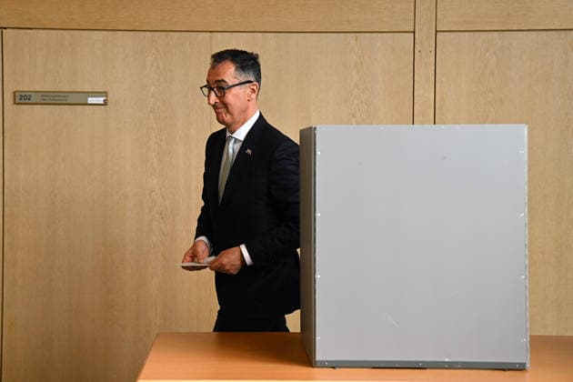 Cem OEZDEMIR auf dem Weg zur Wahlurne,Stimmabgabe,Abstimmung. Ministerpraesidenten Wahl in Baden Wuerttemberg am 13.05.2026 im Landtag in Stuttgart