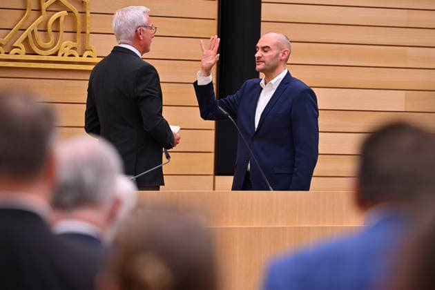 Vereidigung Danyal Bayaz (Finanzminister BW ),li:Landtagspraesident Thomas STROBL,schwoert den Eid. Ministerpraesidenten Wahl in Baden Wuerttemberg am 13.05.2026 im Landtag in Stuttgart