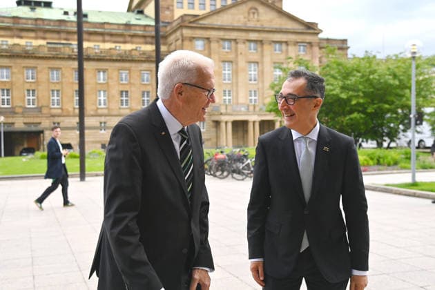 Cem OEZDEMIR mit li:Winfried KRETSCHMANN, Ministerpraesidenten Wahl in Baden Wuerttemberg am 13.05.2026 im Landtag in Stuttgart