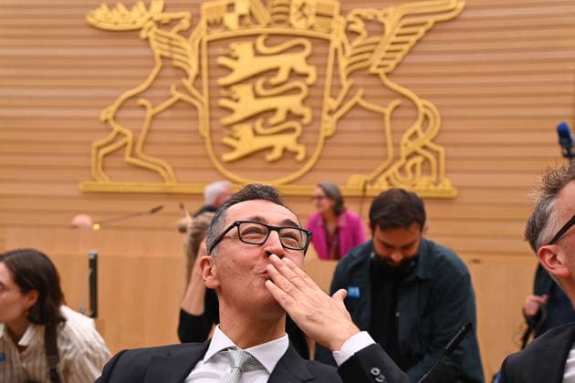 Cem OEZDEMIR im Plenarsaal im Landtag, Kusshand zu seiner Ehefrau Flavia ZAKA. Ministerpraesidenten Wahl in Baden Wuerttemberg am 13.05.2026 im Landtag in Stuttgart