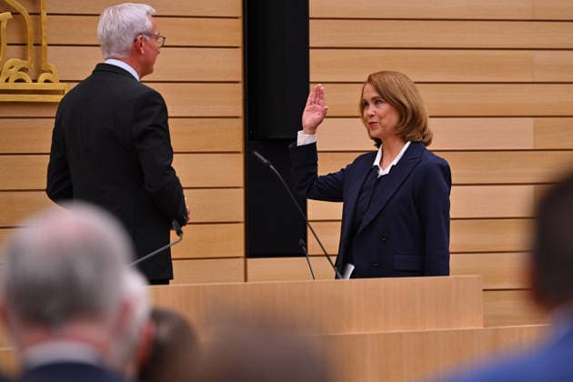 Vereidigung Petra OLSCHOWSKI (Wissenschaft,Forschung,Kunst),li:Landtagspraesident Thomas STROBL,schwoert den Eid. Ministerpraesidenten Wahl in Baden Wuerttemberg am 13.05.2026 im Landtag in Stuttgart