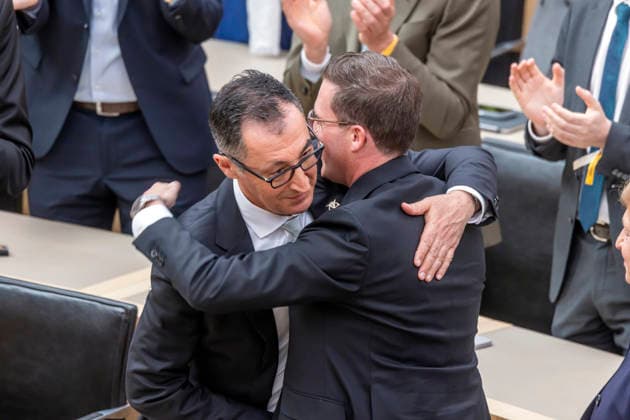 Cem Özdemir ist neuer Ministerpräsident des Landes Baden-Württemberg. Am 13. Mai wurde der Politiker der Partei Die Grünen im Landtag vereidigt. Zu den ersten Gratulanten zählt sein Stellvertreter Manuel Hagel, CDU, der künftige Innenminister und Stellvertretende Ministerpräsident (rechts). 13.05.2026, Stuttgart, Baden-Württemberg, Deutschland