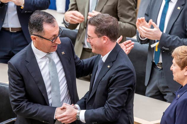 Cem Özdemir ist neuer Ministerpräsident des Landes Baden-Württemberg. Am 13. Mai wurde der Politiker der Partei Die Grünen im Landtag vereidigt. Zu den ersten Gratulanten zählt sein Stellvertreter Manuel Hagel, CDU, der künftige Innenminister und Stellvertretende Ministerpräsident (rechts). 13.05.2026, Stuttgart, Baden-Württemberg, Deutschland