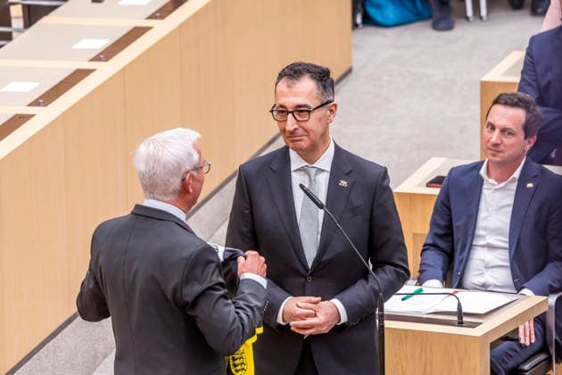 Cem Özdemir ist neuer Ministerpräsident des Landes Baden-Württemberg. Am 13. Mai wurde der Politiker der Partei Die Grünen im Landtag vereidigt. Zu den ersten Gratulanten zählt Thomas Strobl, CDU, Landtagspräsident. Er überreicht ein Sporttrikot in den Landesfarben. 13.05.2026, Stuttgart, Baden-Württemberg, Deutschland