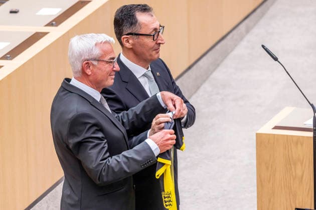 Cem Özdemir ist neuer Ministerpräsident des Landes Baden-Württemberg. Am 13. Mai wurde der Politiker der Partei Die Grünen im Landtag vereidigt. Zu den ersten Gratulanten zählt Thomas Strobl, CDU, Landtagspräsident. Er überreicht ein Sporttrikot in den Landesfarben. 13.05.2026, Stuttgart, Baden-Württemberg, Deutschland